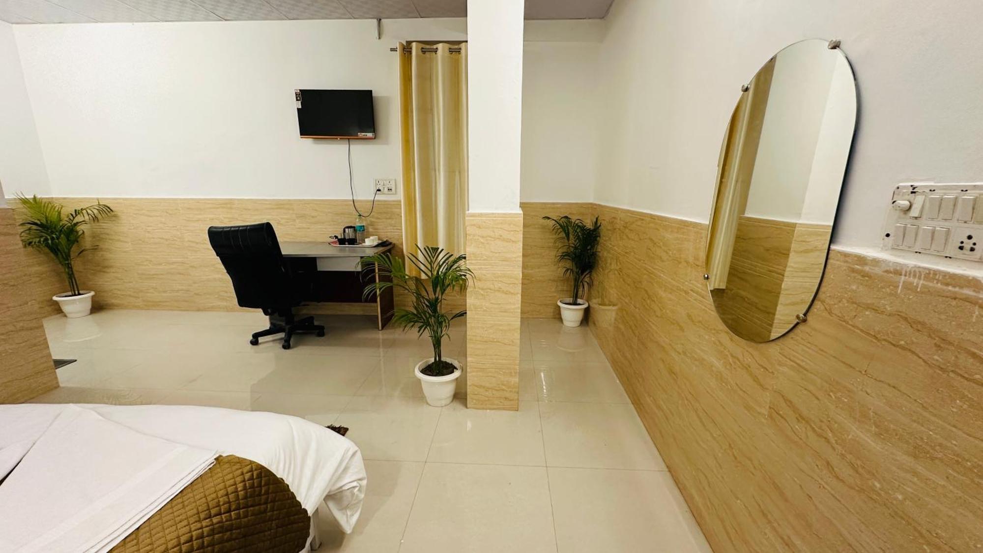 Hotel Relax In - Noida Sector 18 Dış mekan fotoğraf